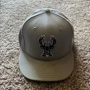 Gray New Era Men's Milwaukee bucks Cap